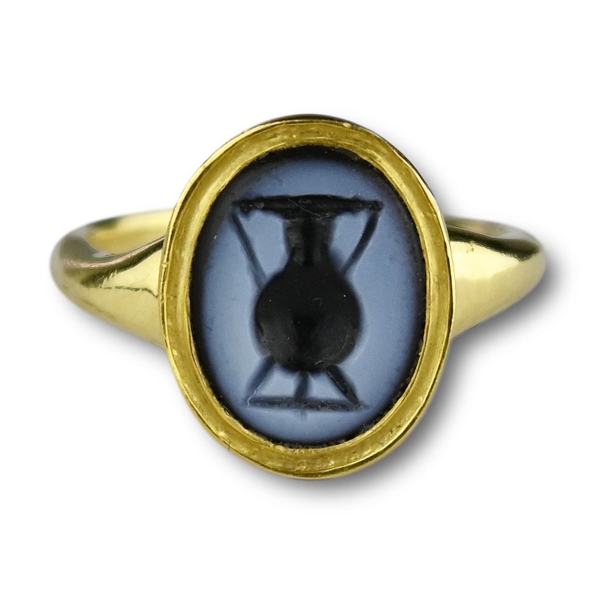 High Carat Gold Ring Set With An Ancient Nicolo Intaglio Of An Amphora.-photo-3