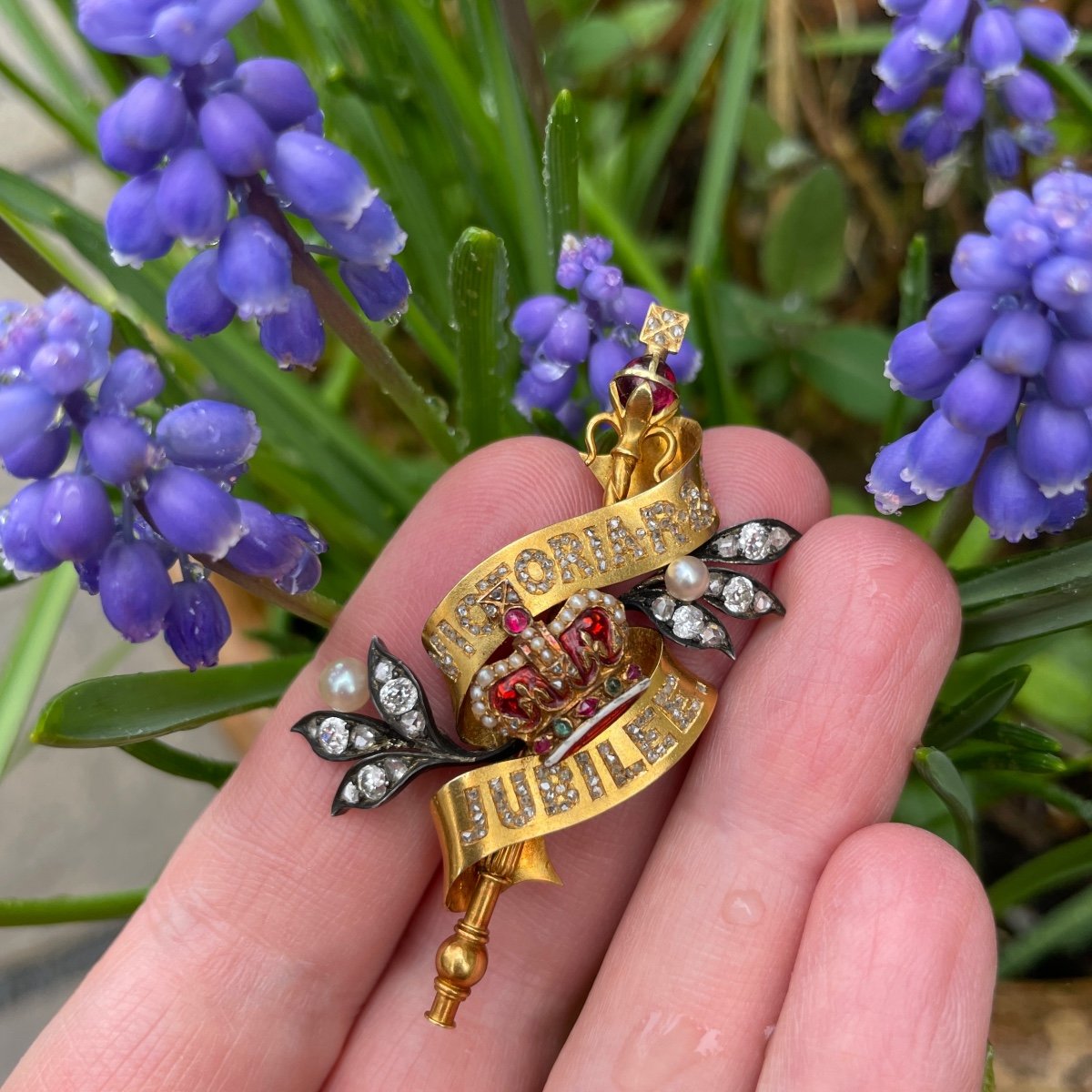 Gold Brooch Commemorating Queen Victoria’s Jubilee. English, Late 19th Century.-photo-3