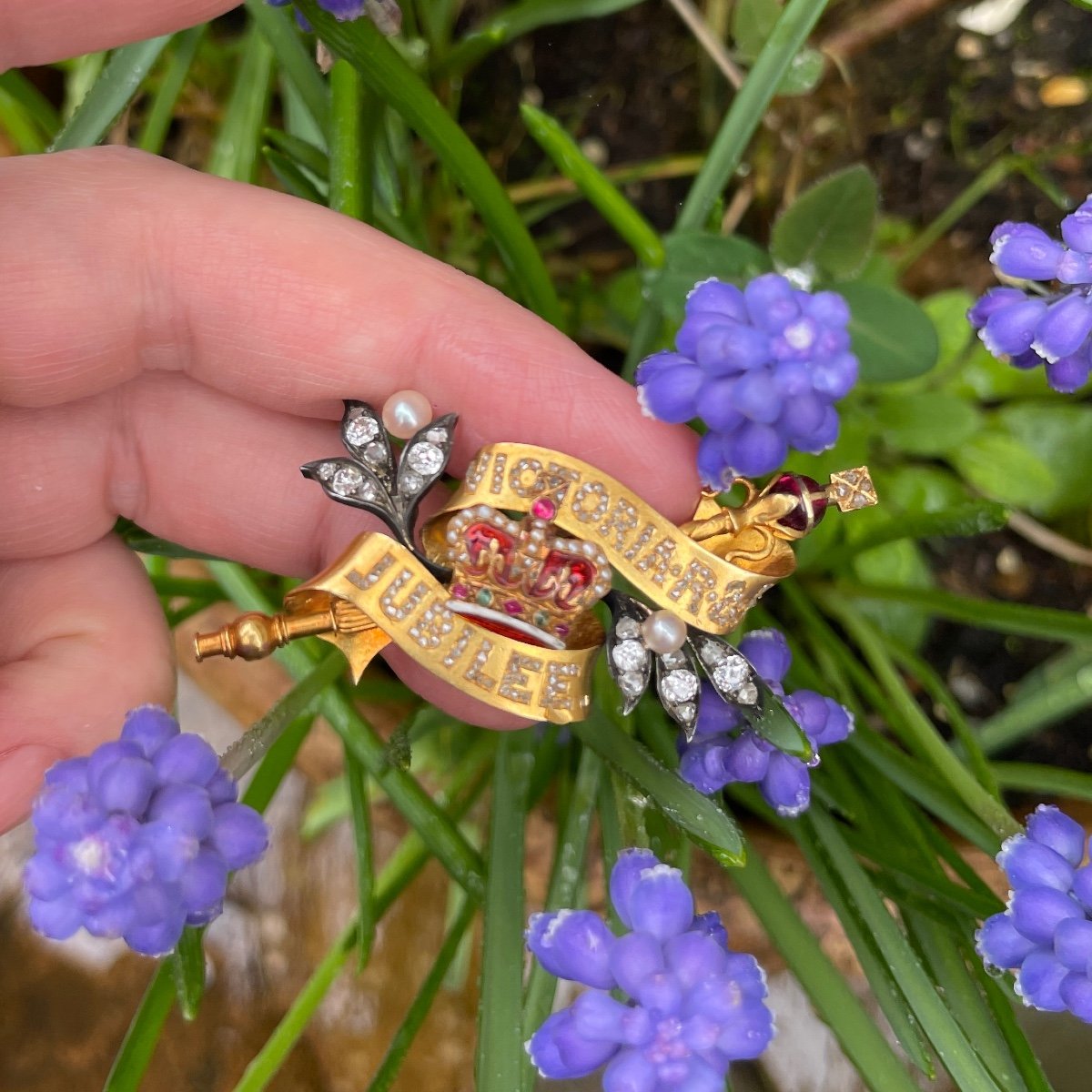 Gold Brooch Commemorating Queen Victoria’s Jubilee. English, Late 19th Century.-photo-5