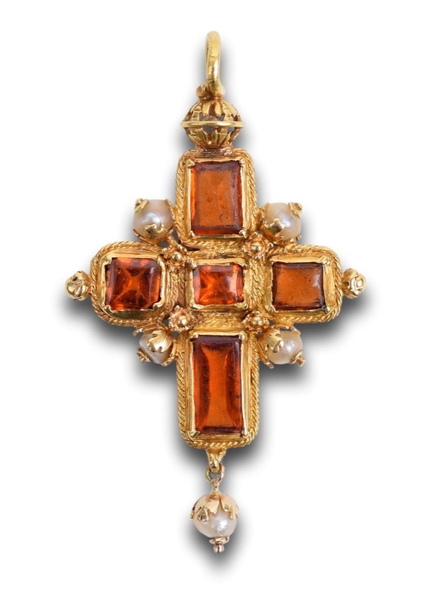 Pendentif Croix En Or, Grenat Hessonite Et Perle. Anglais Ou Allemand, XVIe Siècle.  