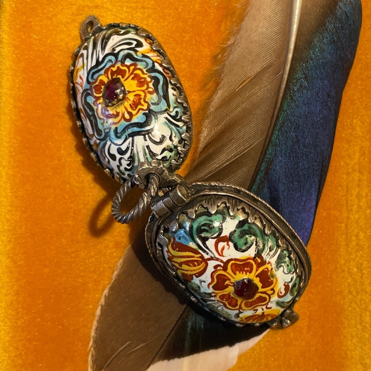 Pomander En émail Monté En Argent à Décor De Fleurs. Allemand, XVIIe Siècle. -photo-3