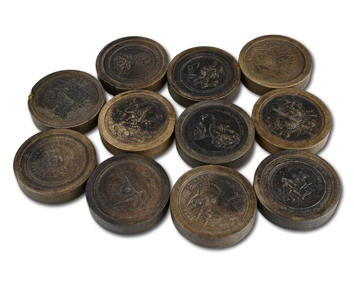 Twenty One Stained And Natural Pear Wood Games Pieces. Nuremberg, 18th Century.-photo-2