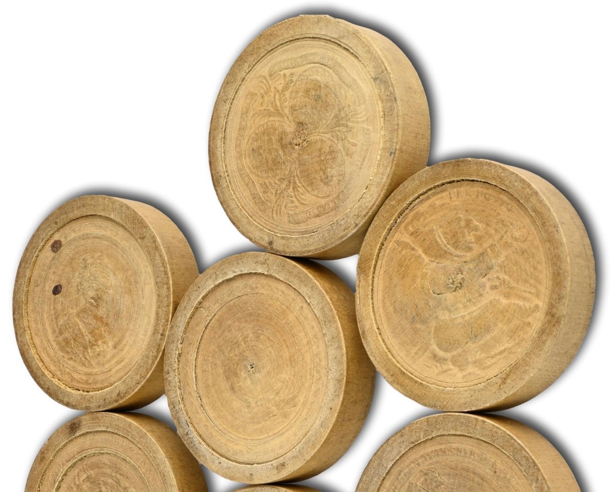 Twenty One Stained And Natural Pear Wood Games Pieces. Nuremberg, 18th Century.-photo-4