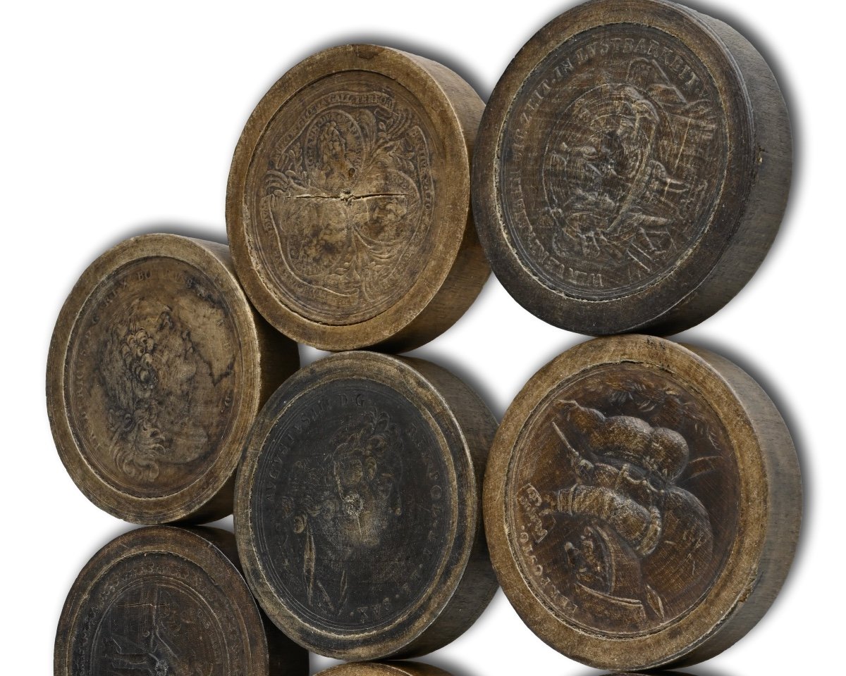 Twenty One Stained And Natural Pear Wood Games Pieces. Nuremberg, 18th Century.-photo-6