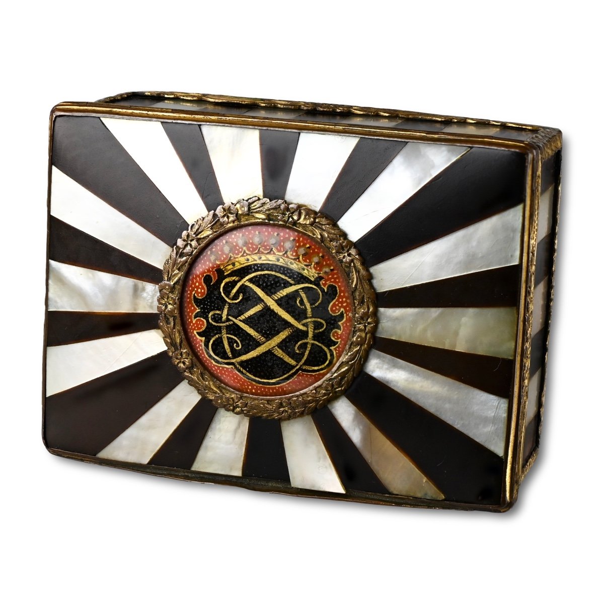 Gilt Metal Mounted Tortoiseshell And Pearl Snuff Box. French, 18th Century.-photo-4