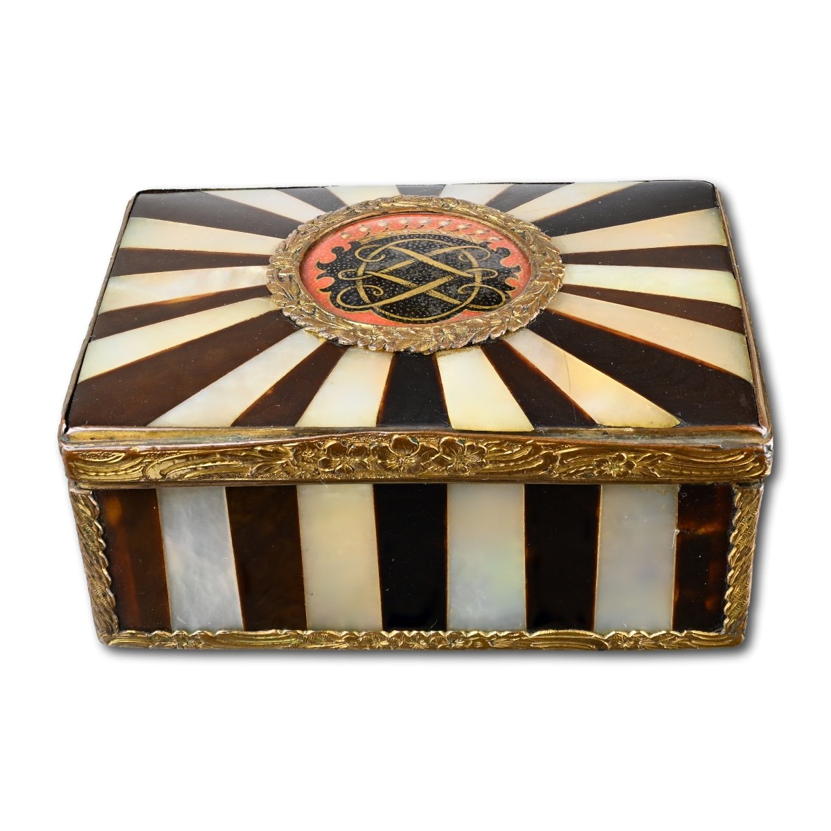 Gilt Metal Mounted Tortoiseshell And Pearl Snuff Box. French, 18th Century.-photo-1