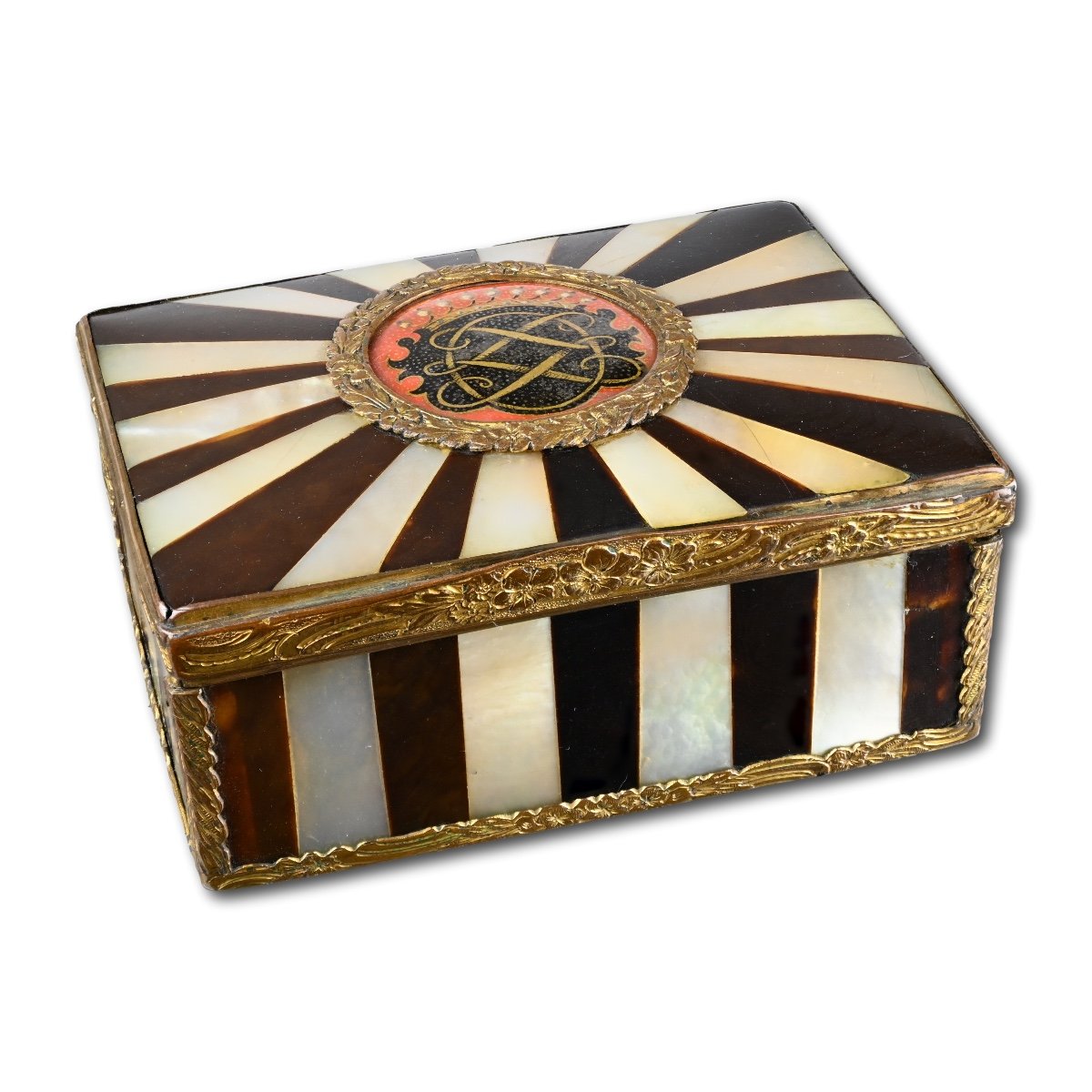 Gilt Metal Mounted Tortoiseshell And Pearl Snuff Box. French, 18th Century.-photo-2