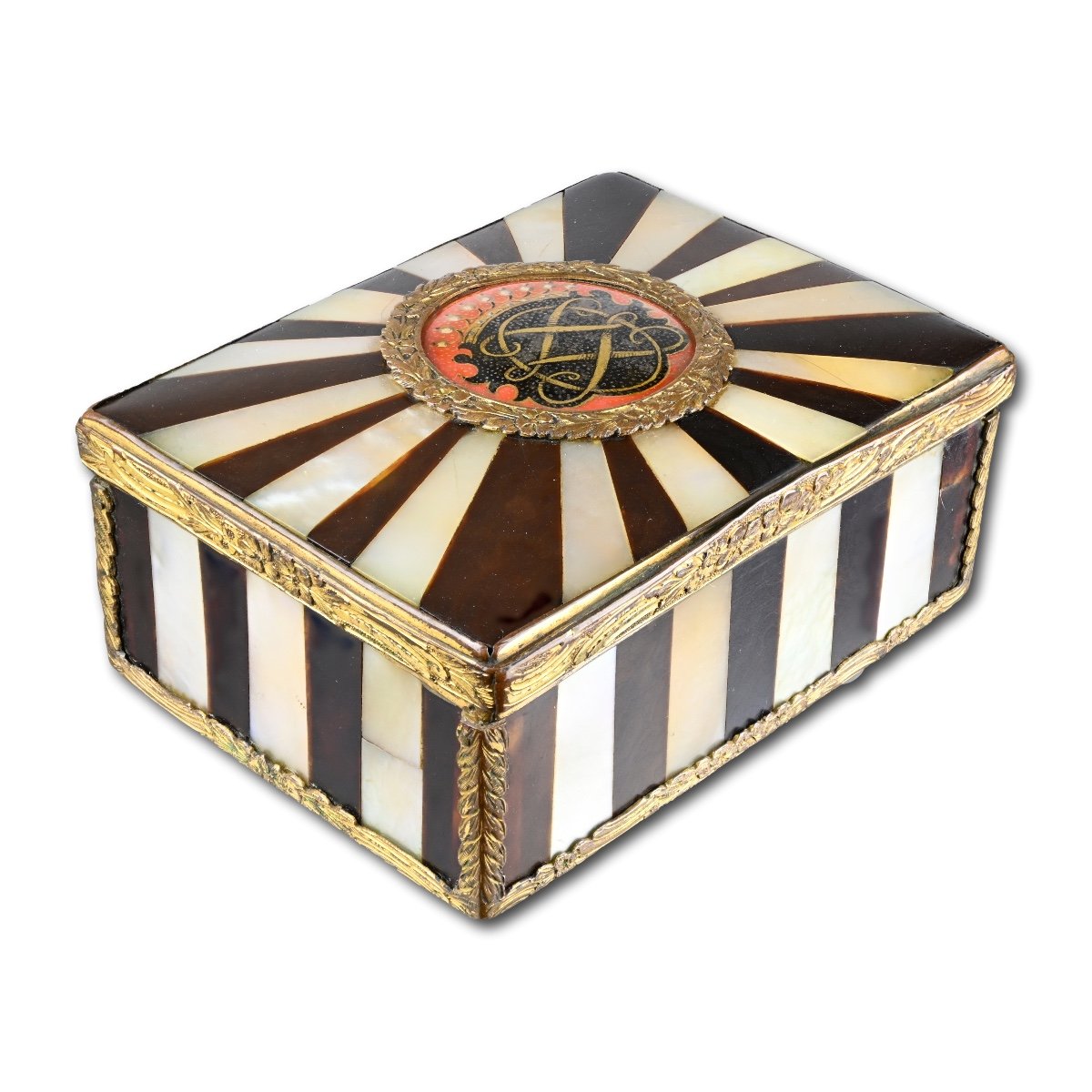 Gilt Metal Mounted Tortoiseshell And Pearl Snuff Box. French, 18th Century.-photo-3