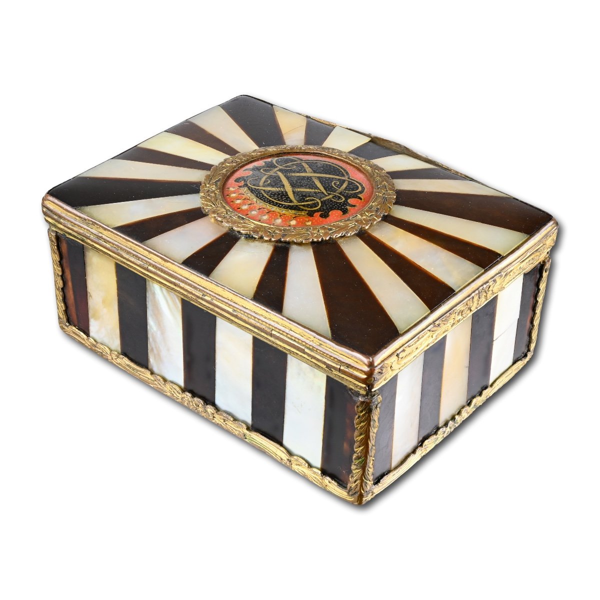 Gilt Metal Mounted Tortoiseshell And Pearl Snuff Box. French, 18th Century.-photo-5