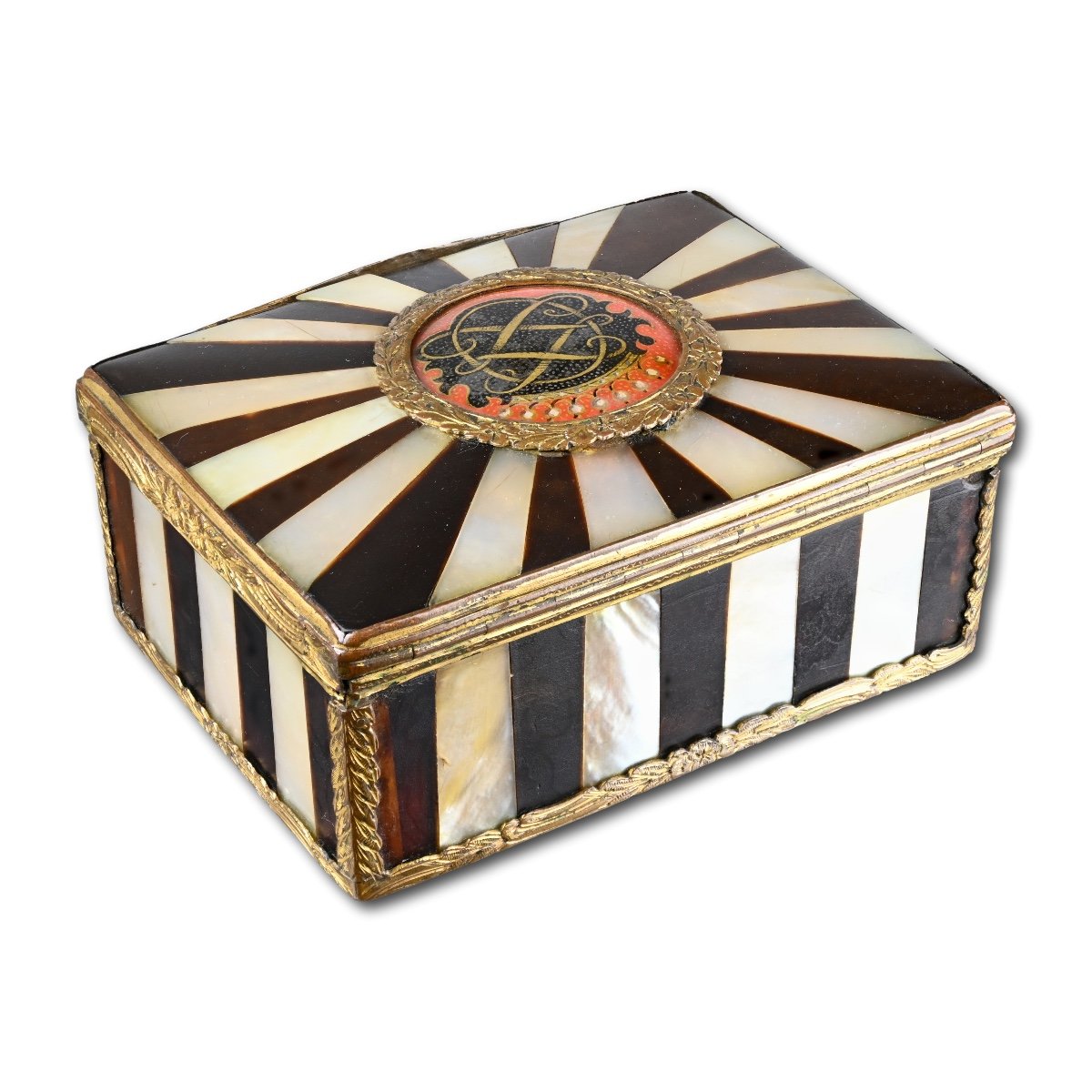 Gilt Metal Mounted Tortoiseshell And Pearl Snuff Box. French, 18th Century.-photo-6
