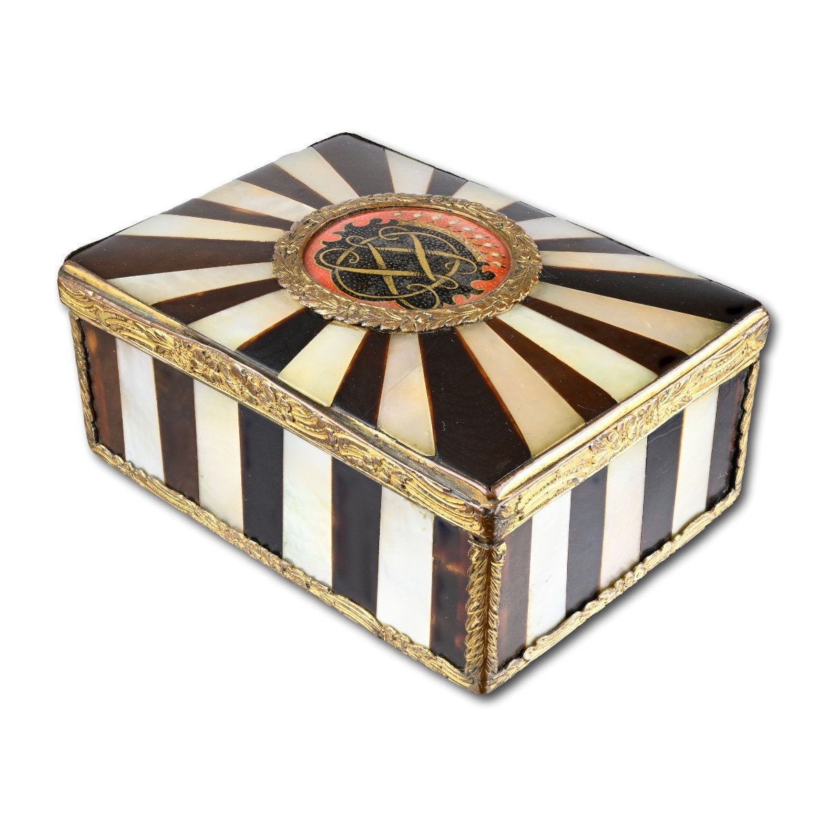 Gilt Metal Mounted Tortoiseshell And Pearl Snuff Box. French, 18th Century.-photo-7