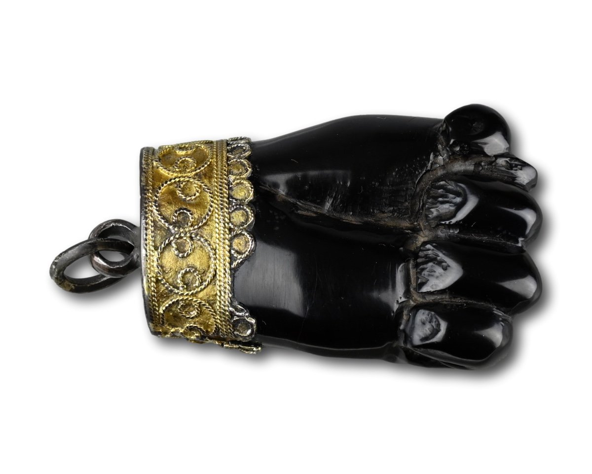 Amulette Manu Fica En Jais Montée En Argent Doré. Espagne, Milieu Du XVIIe Siècle.  -photo-4