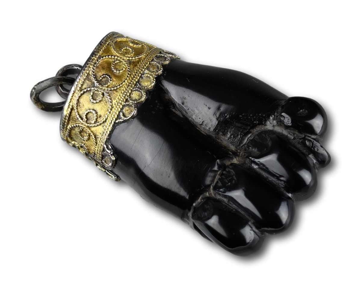 Amulette Manu Fica En Jais Montée En Argent Doré. Espagne, Milieu Du XVIIe Siècle.  -photo-5