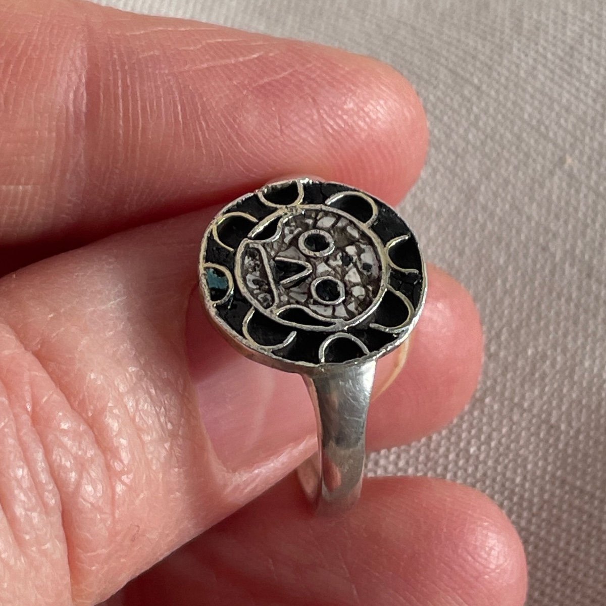 Silver Champlevé Enamel Skull Ring. Northern Europe, 17th Century.-photo-3