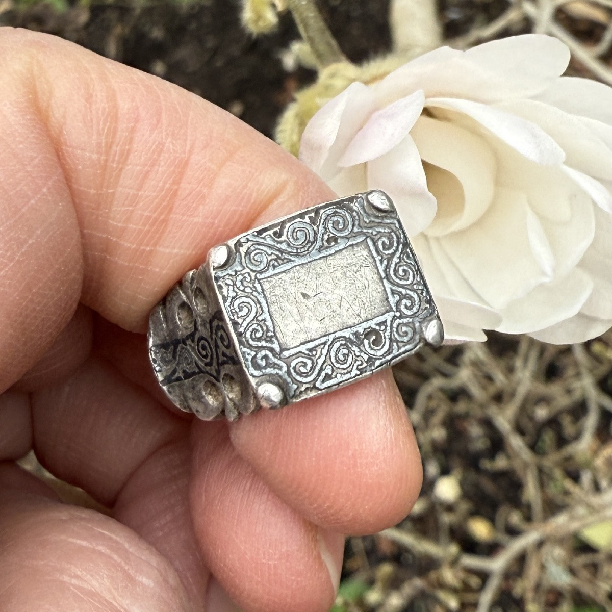 Bague Seldjoukide En Argent Et Nielle. Perse, XIIe-xiiie Siècles.-photo-1