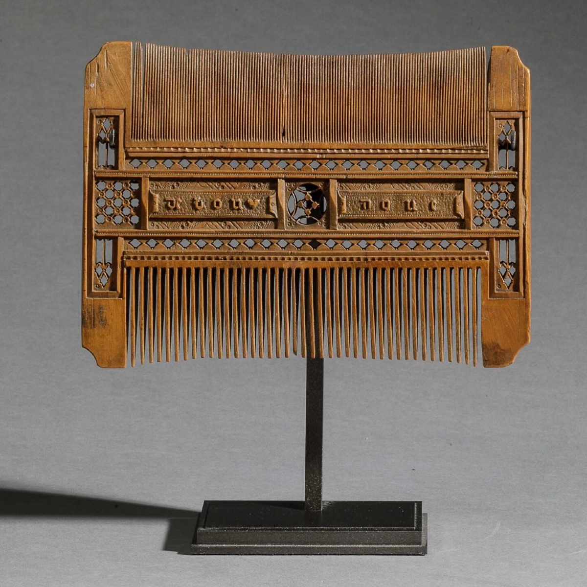Pierced Boxwood Betrothal Comb. French, Circa 1500.-photo-2