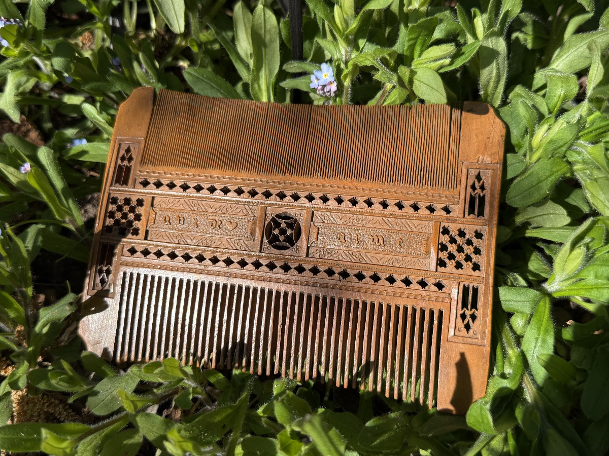 Pierced Boxwood Betrothal Comb. French, Circa 1500.-photo-2