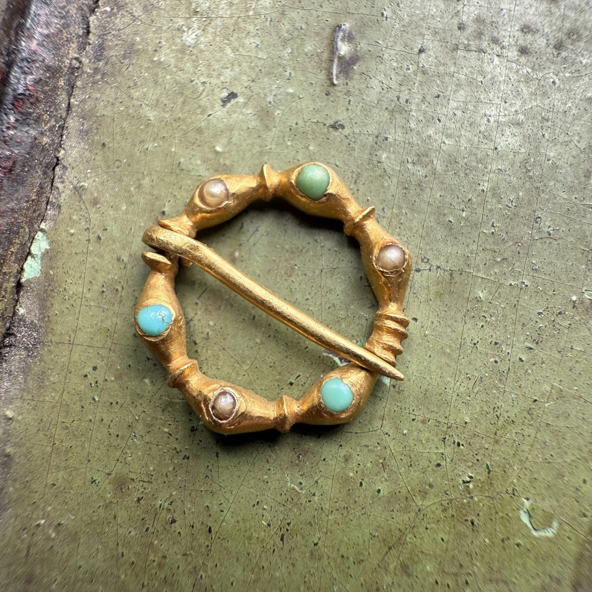 Broche-anneau En Or, Perles Et Turquoise. Française Ou Anglaise, XIIIe Siècle. -photo-3