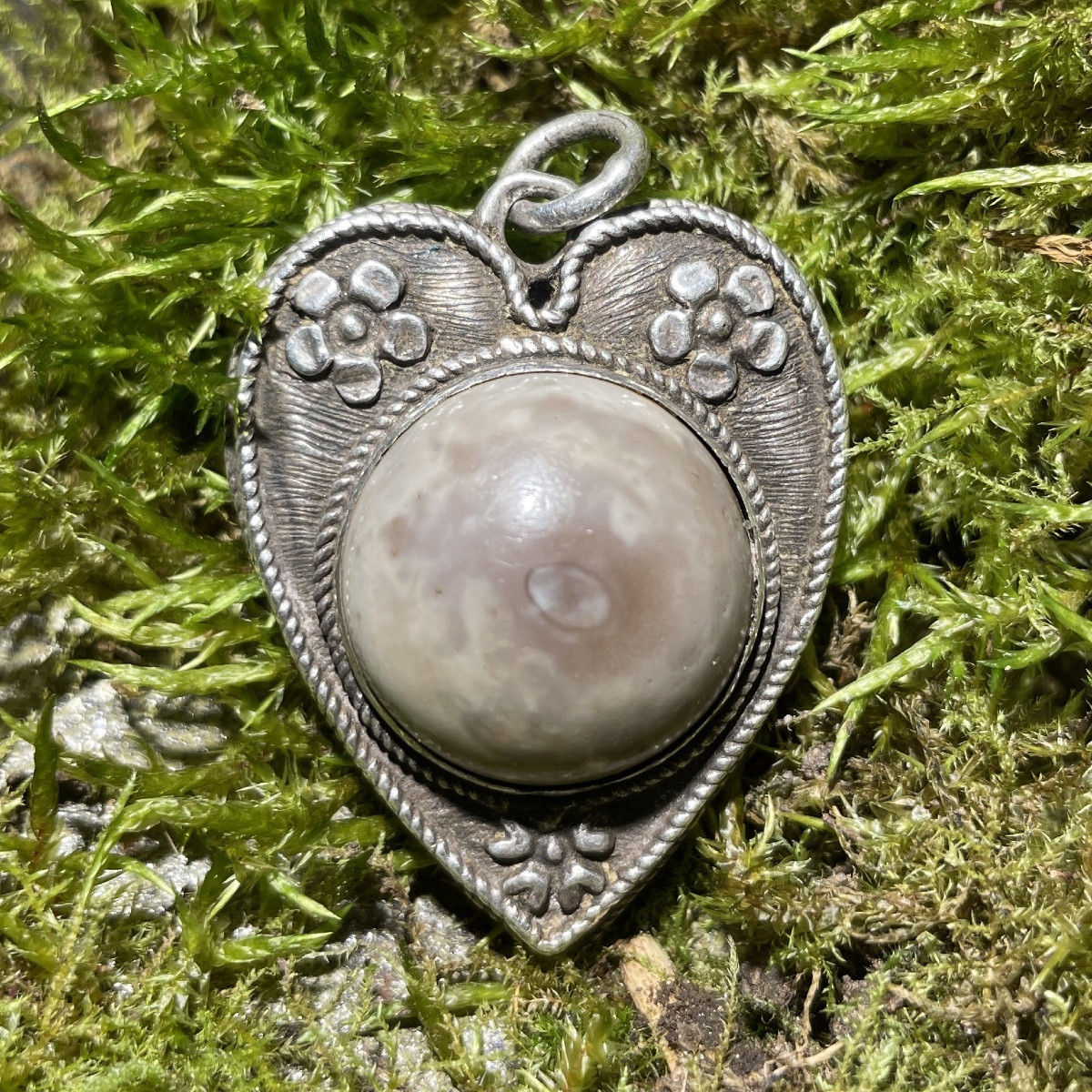 Pendentif En Argent En Forme De Cœur Orné d'Une Pierre Crapaud. Allemagne, XVe/xvie Siècle. -photo-3