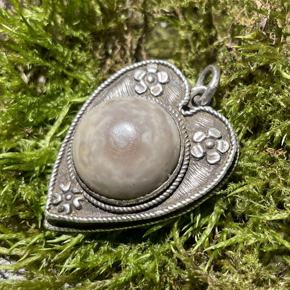 Pendentif En Argent En Forme De Cœur Orné d'Une Pierre Crapaud. Allemagne, XVe/xvie Siècle. -photo-4