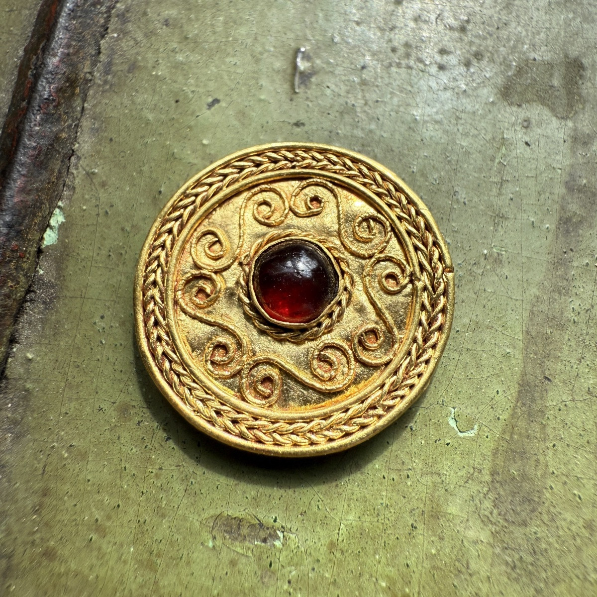 Filigree Gold Button Set With A Cabochon Garnet. Anglo-saxon, 7th Century Ad.-photo-3