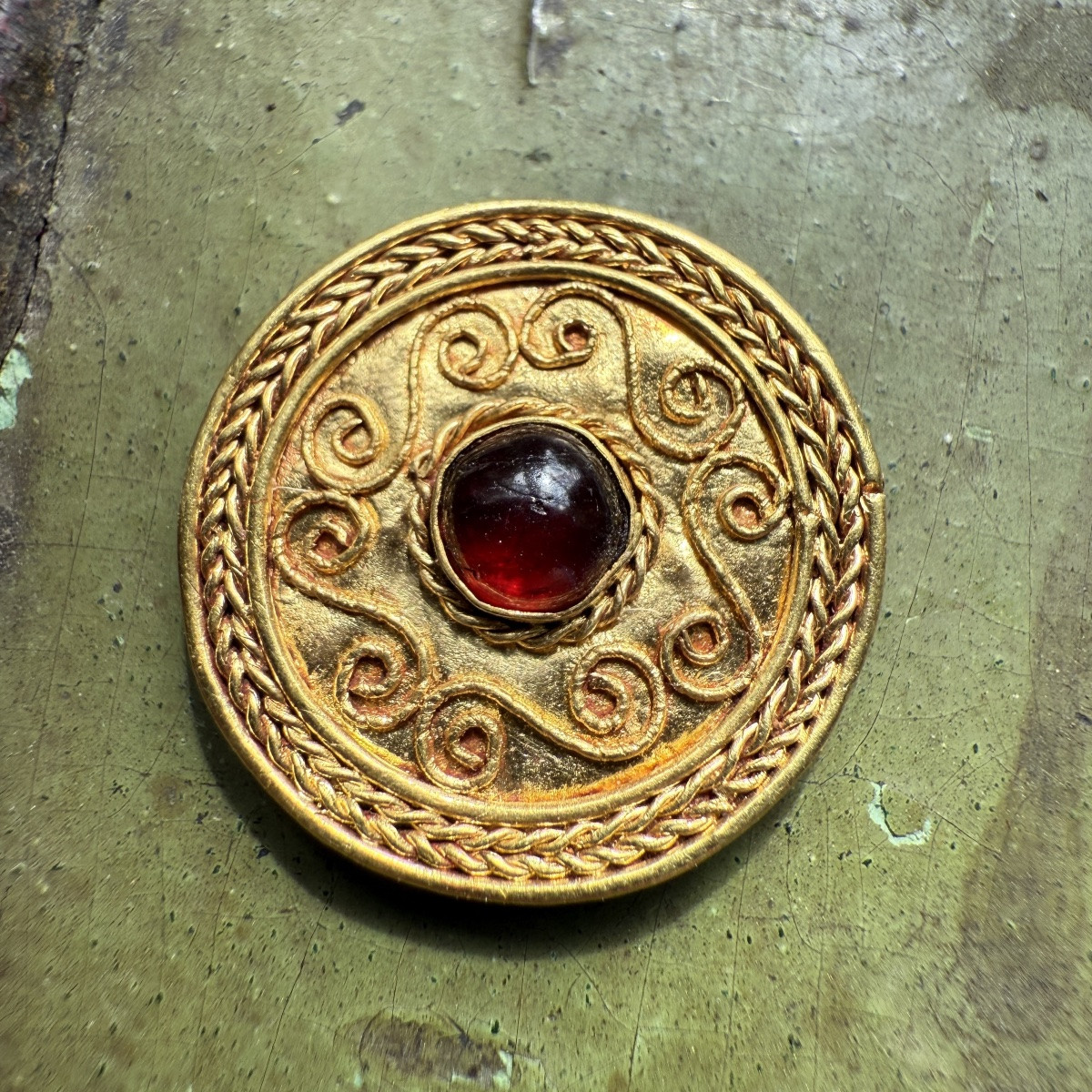 Filigree Gold Button Set With A Cabochon Garnet. Anglo-saxon, 7th Century Ad.-photo-1