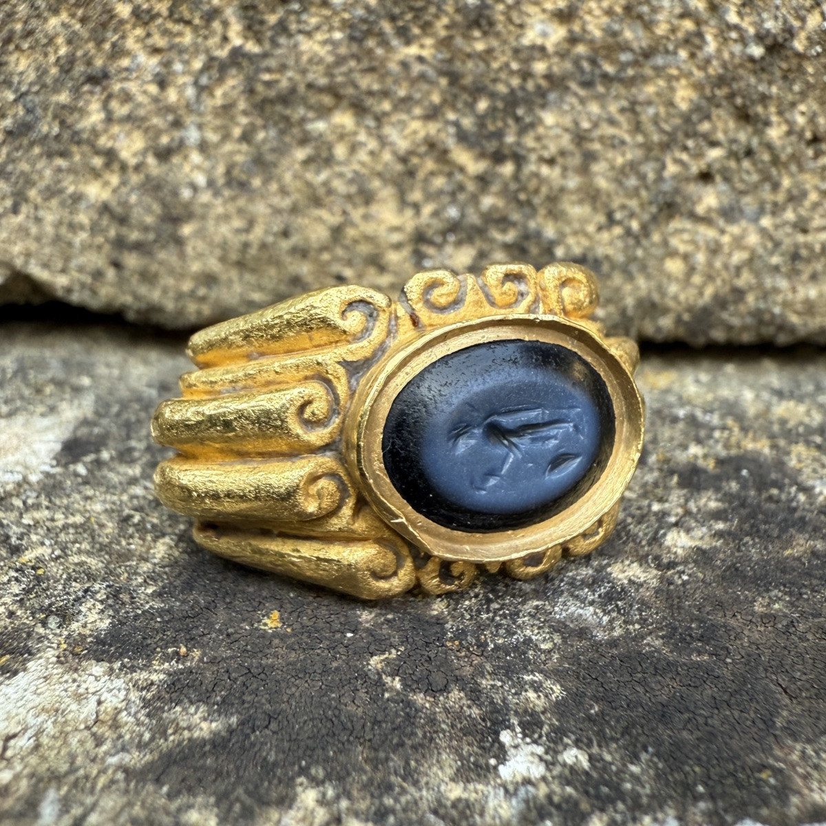 Lourde bague romaine en or sertie d'une intaille Nicolo. Époque romaine, IIIe siècle apr. J.-C.-photo-3