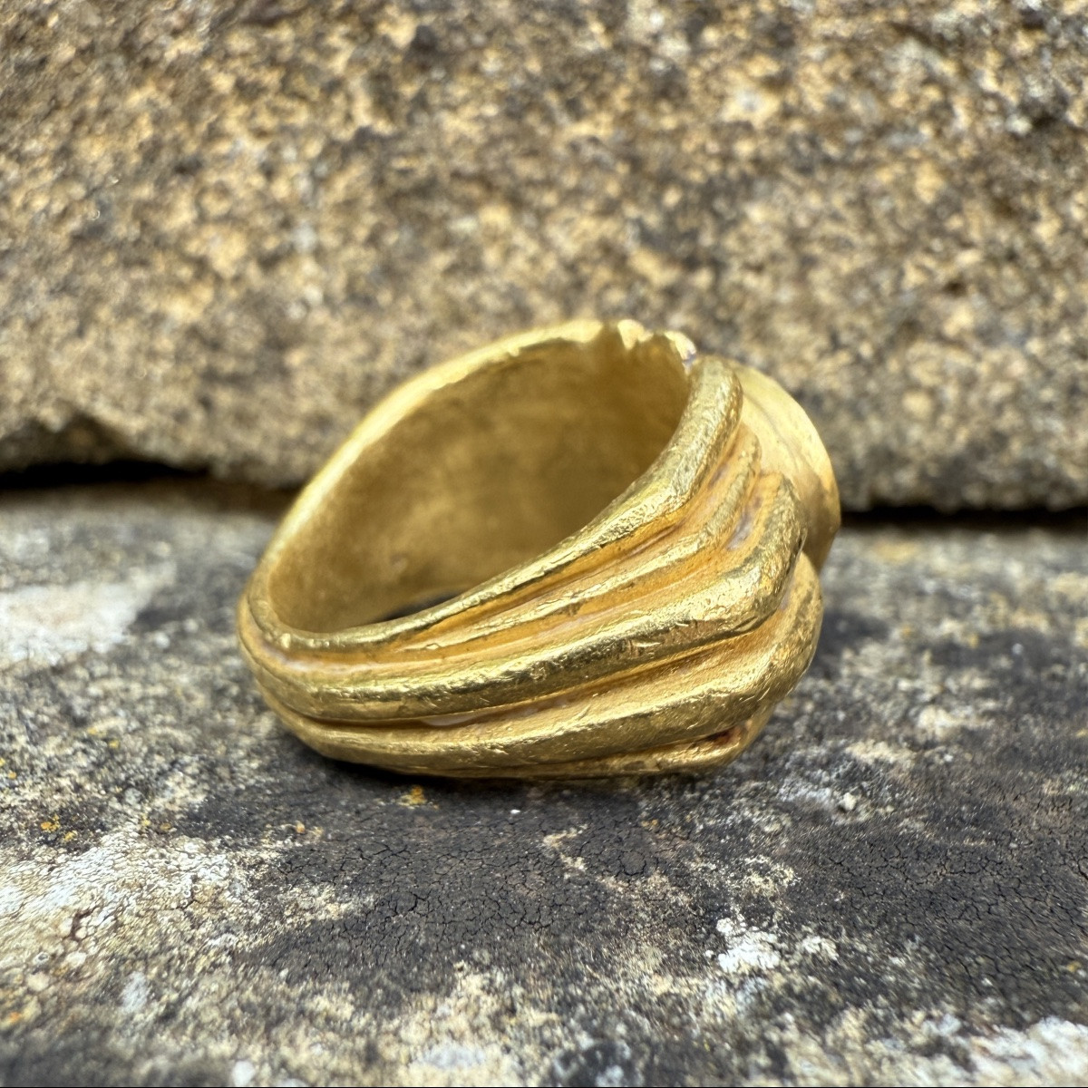 Lourde bague romaine en or sertie d'une intaille Nicolo. Époque romaine, IIIe siècle apr. J.-C.-photo-4