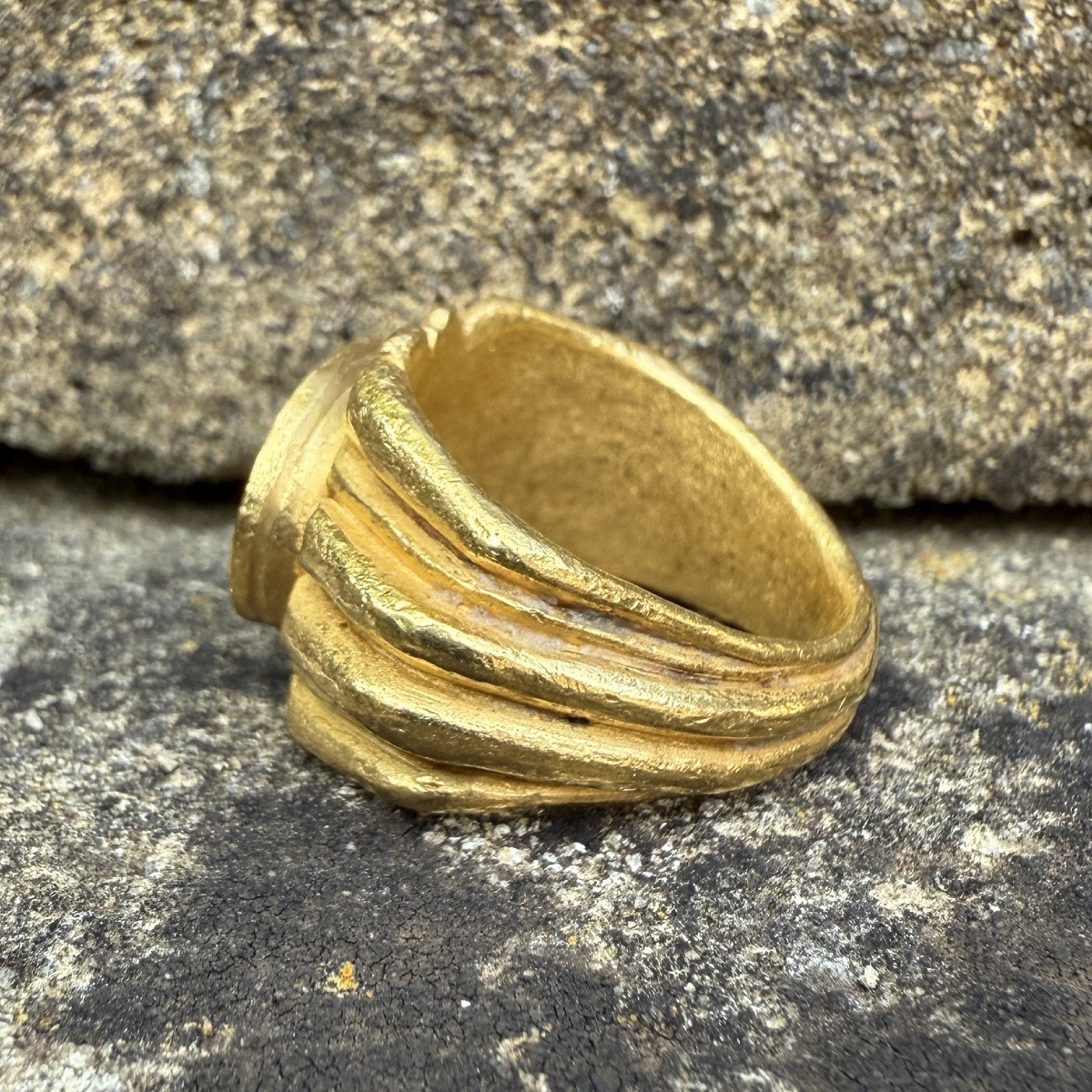 Lourde bague romaine en or sertie d'une intaille Nicolo. Époque romaine, IIIe siècle apr. J.-C.-photo-1