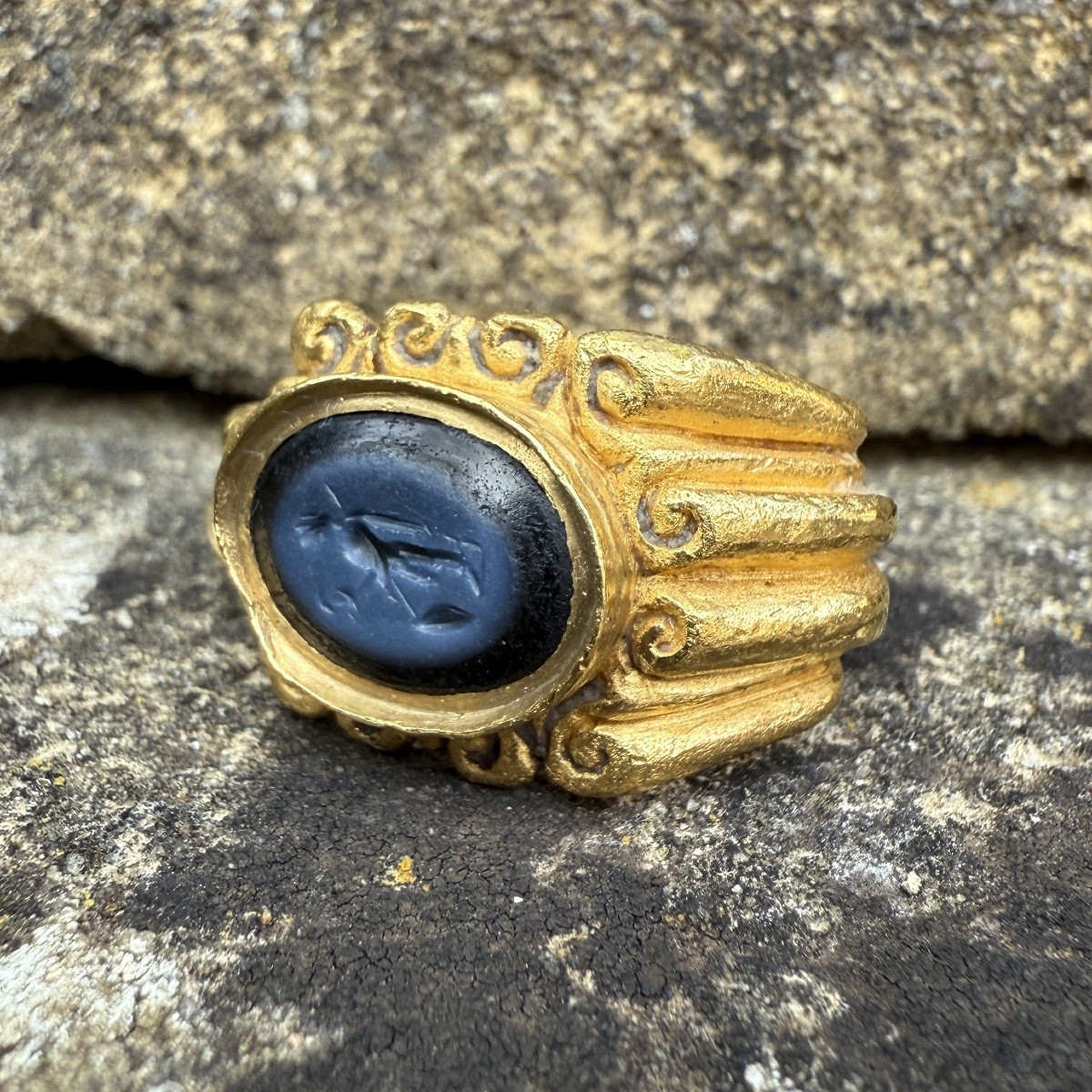 Lourde bague romaine en or sertie d'une intaille Nicolo. Époque romaine, IIIe siècle apr. J.-C.-photo-2