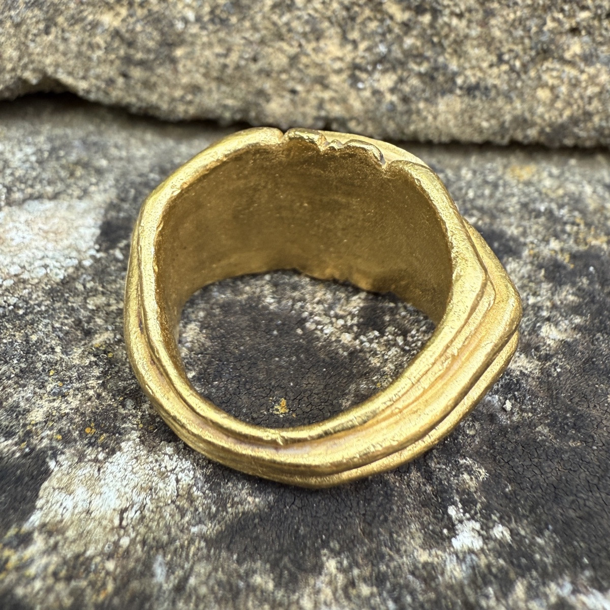 Lourde bague romaine en or sertie d'une intaille Nicolo. Époque romaine, IIIe siècle apr. J.-C.-photo-3