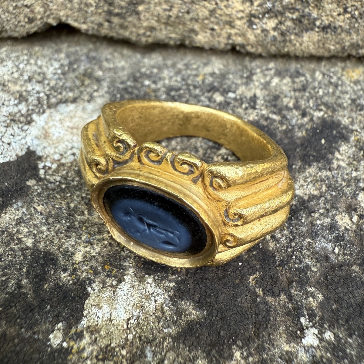 Lourde bague romaine en or sertie d'une intaille Nicolo. Époque romaine, IIIe siècle apr. J.-C.-photo-4