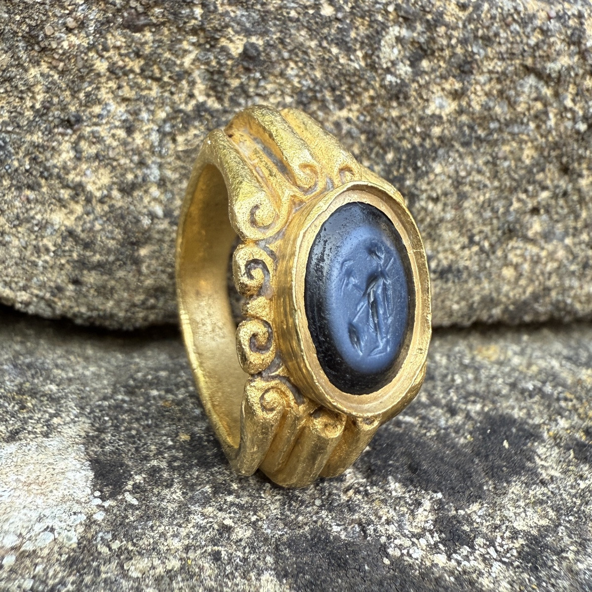 Lourde bague romaine en or sertie d'une intaille Nicolo. Époque romaine, IIIe siècle apr. J.-C.-photo-6