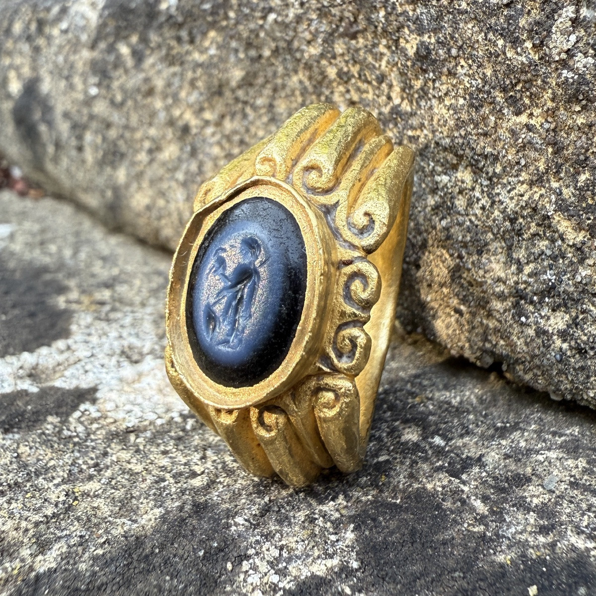 Lourde bague romaine en or sertie d'une intaille Nicolo. Époque romaine, IIIe siècle apr. J.-C.-photo-7