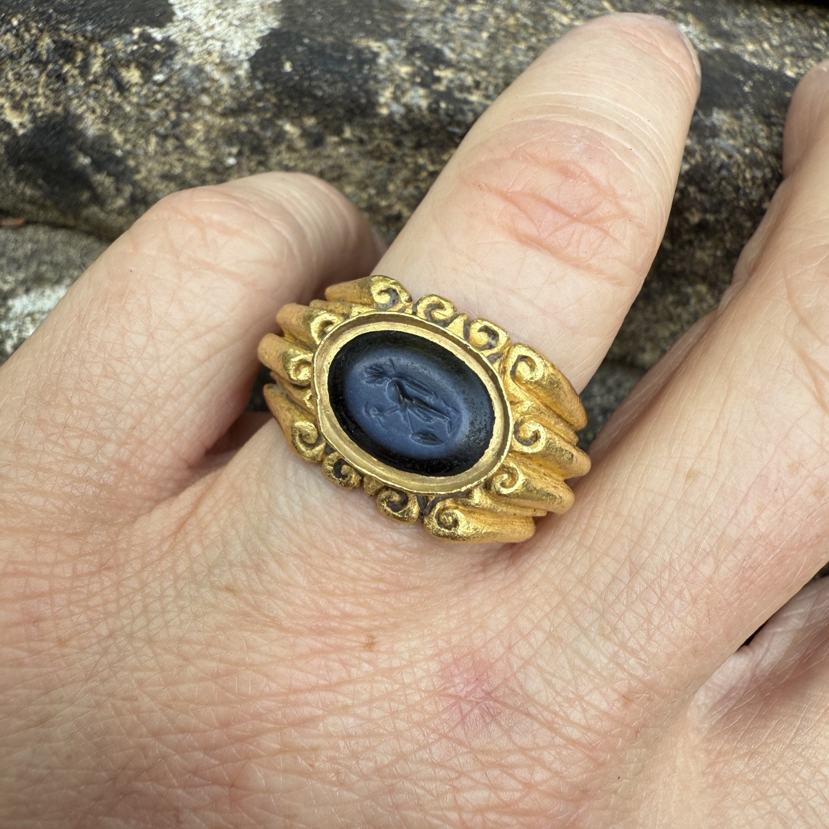 Lourde bague romaine en or sertie d'une intaille Nicolo. Époque romaine, IIIe siècle apr. J.-C.-photo-8