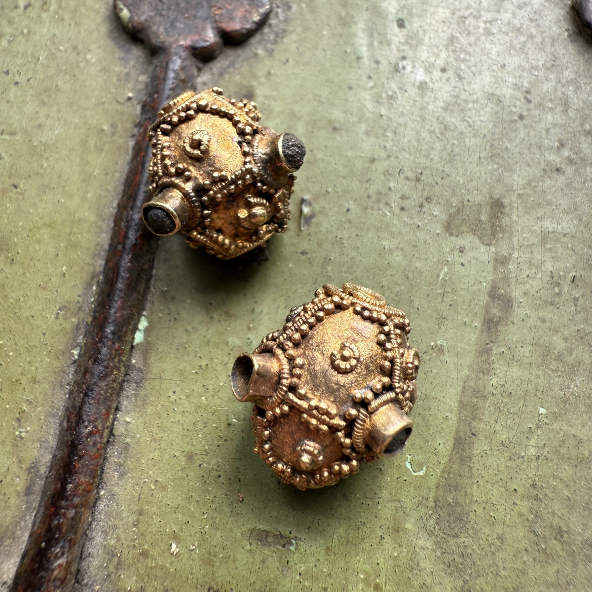 Two Anglo-saxon Gold Cannetille Beads With Glass Inlays. England, 7th Century Ad-photo-1