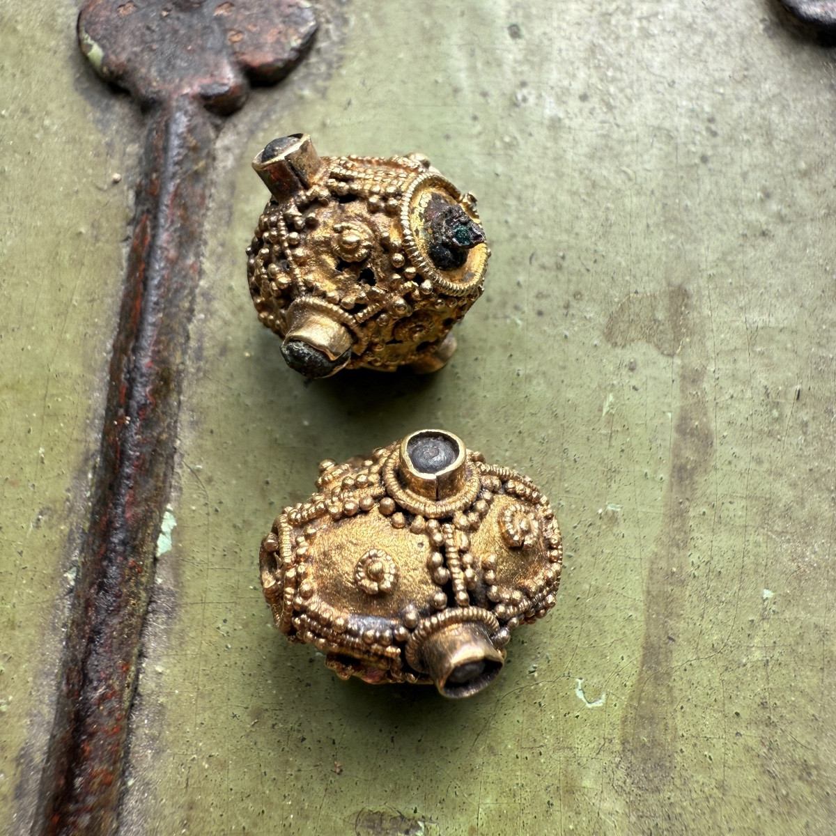 Two Anglo-saxon Gold Cannetille Beads With Glass Inlays. England, 7th Century Ad-photo-2
