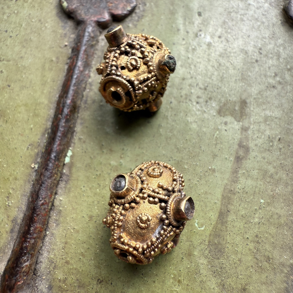 Two Anglo-saxon Gold Cannetille Beads With Glass Inlays. England, 7th Century Ad-photo-3