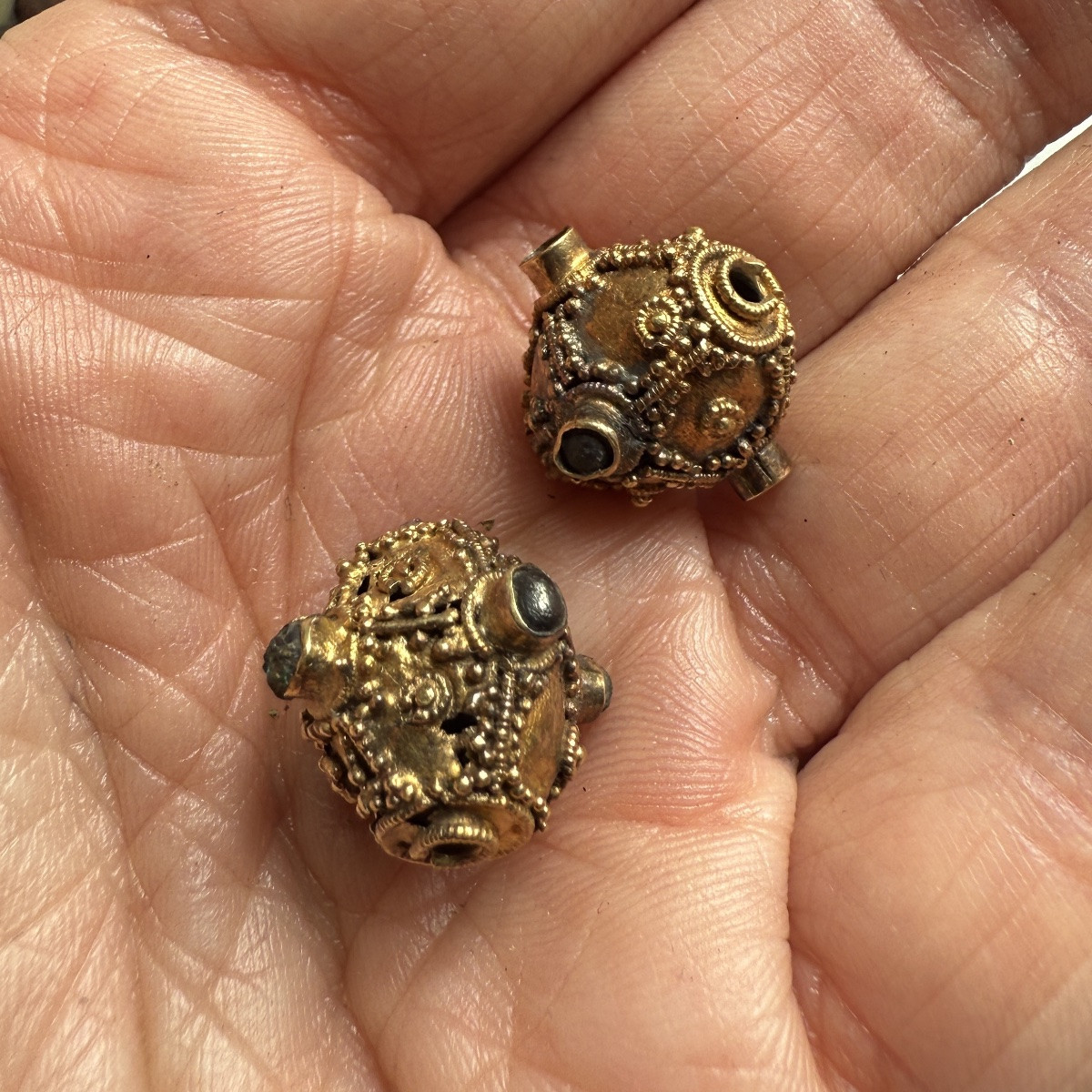Two Anglo-saxon Gold Cannetille Beads With Glass Inlays. England, 7th Century Ad-photo-7