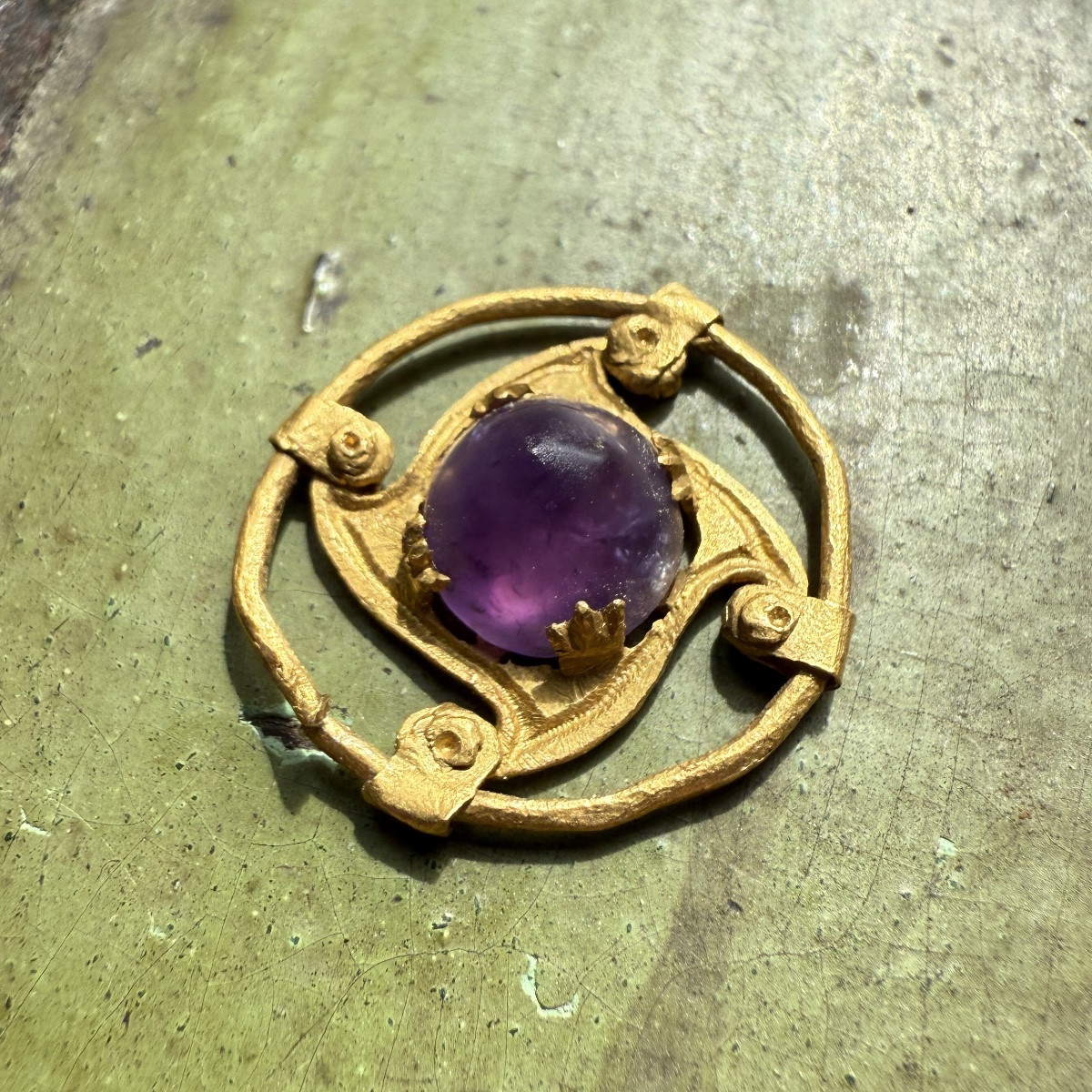Monture circulaire en or avec un cabochon d'améthyste. Byzantine, Ve-VIe siècle apr. J.-C.  -photo-2