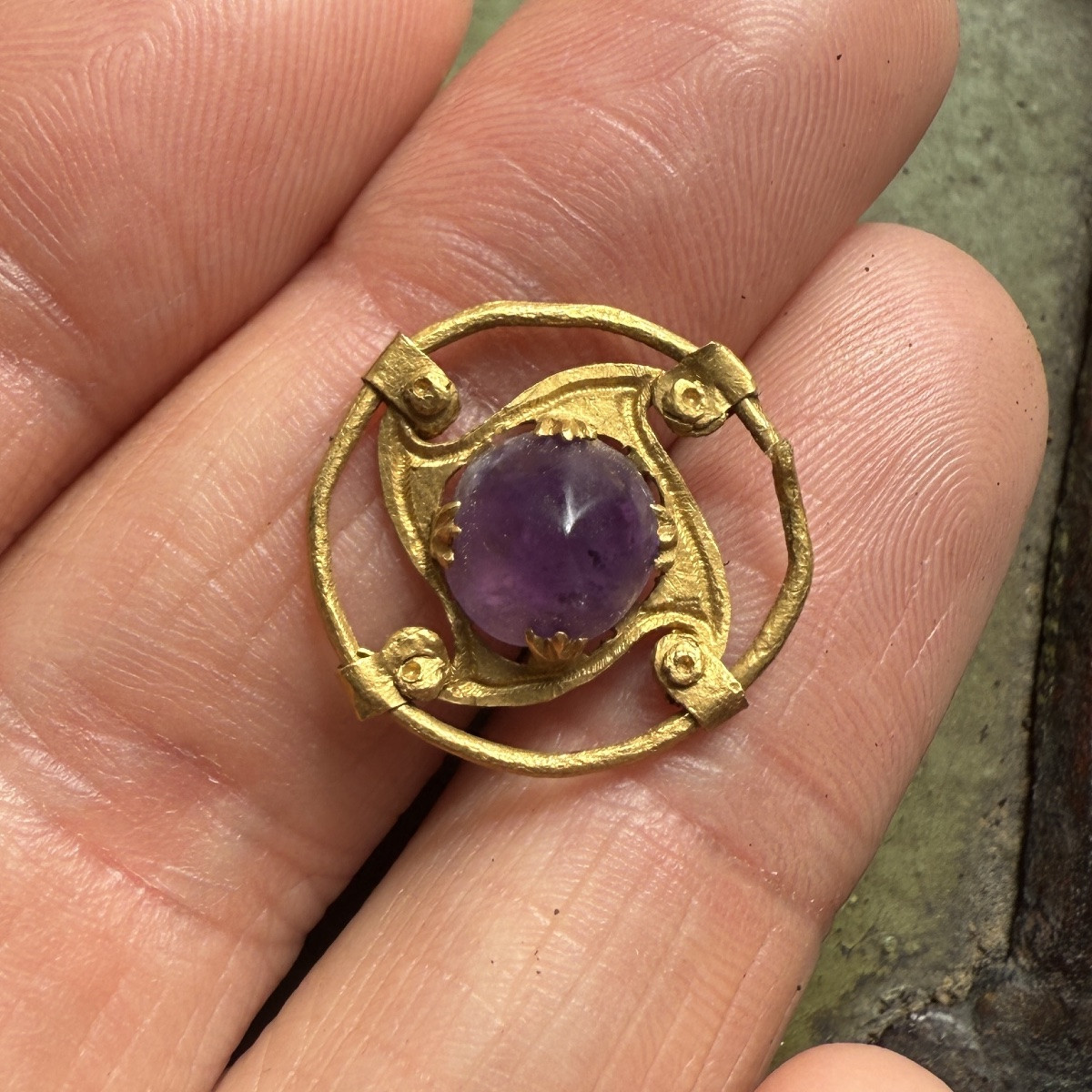 Monture circulaire en or avec un cabochon d'améthyste. Byzantine, Ve-VIe siècle apr. J.-C.  -photo-3