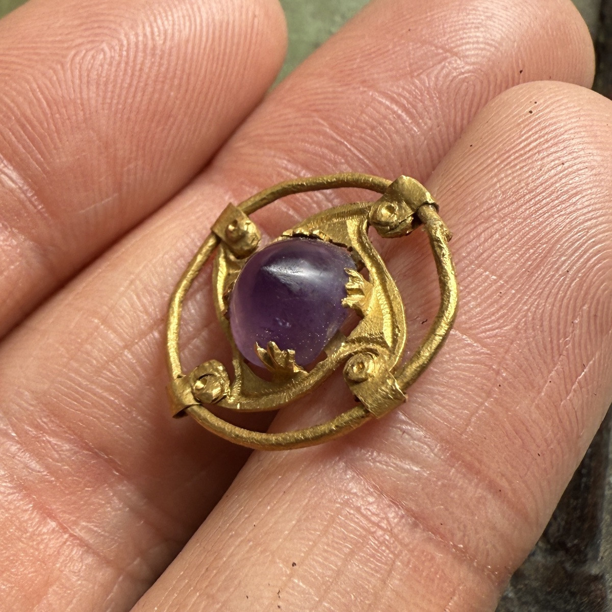 Monture circulaire en or avec un cabochon d'améthyste. Byzantine, Ve-VIe siècle apr. J.-C.  -photo-4