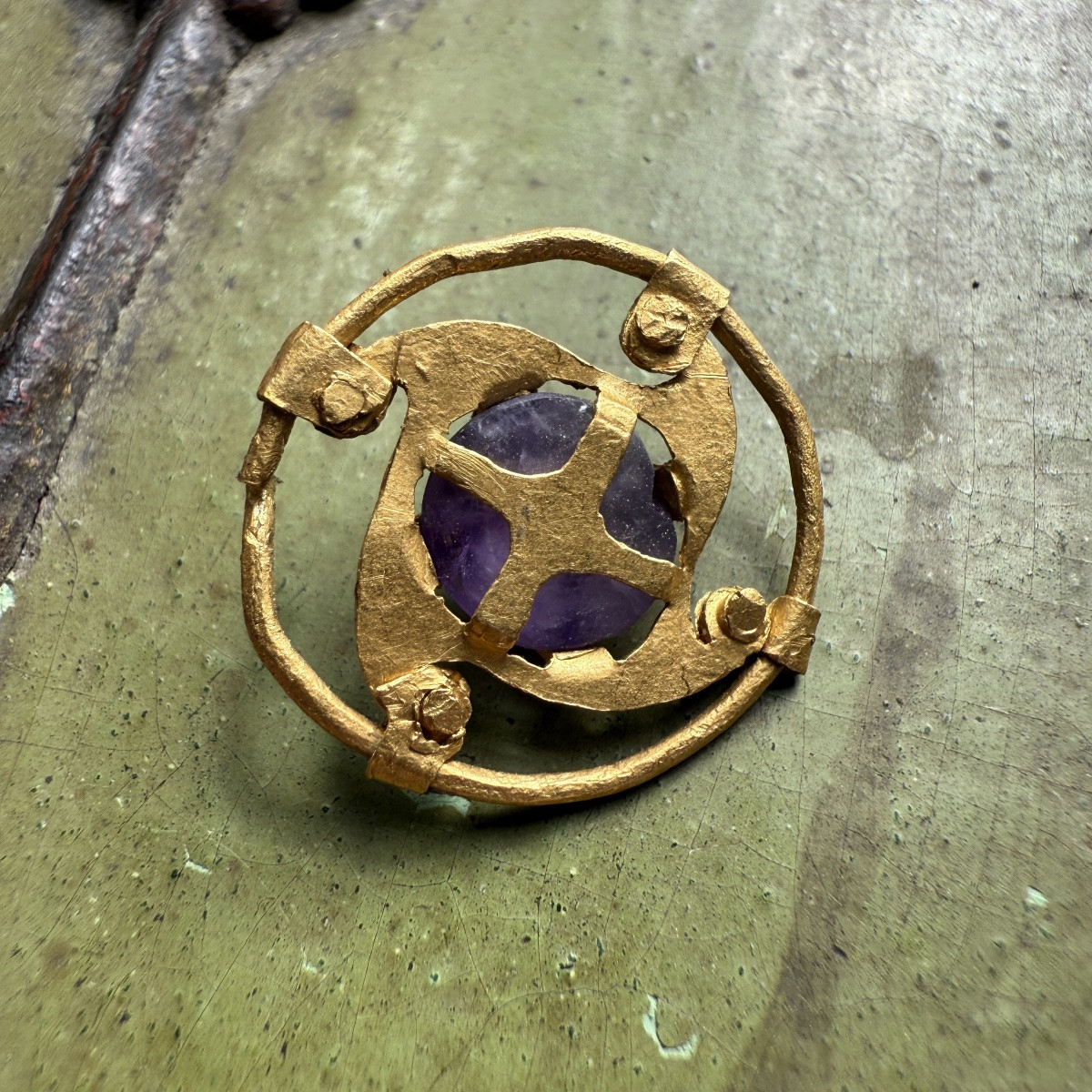 Monture circulaire en or avec un cabochon d'améthyste. Byzantine, Ve-VIe siècle apr. J.-C.  -photo-8