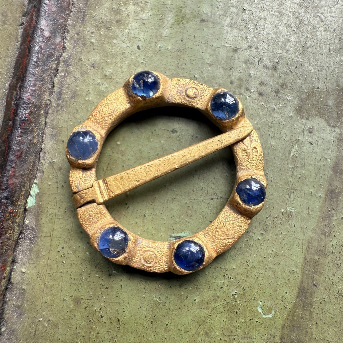 Broche-bague en or sertie de saphirs et gravée d'une fleur de lys. France, XIVe siècle  -photo-3