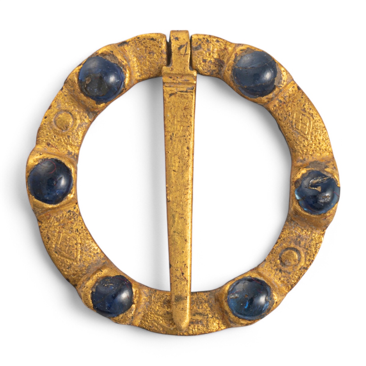 Broche-bague en or sertie de saphirs et gravée d'une fleur de lys. France, XIVe siècle  
