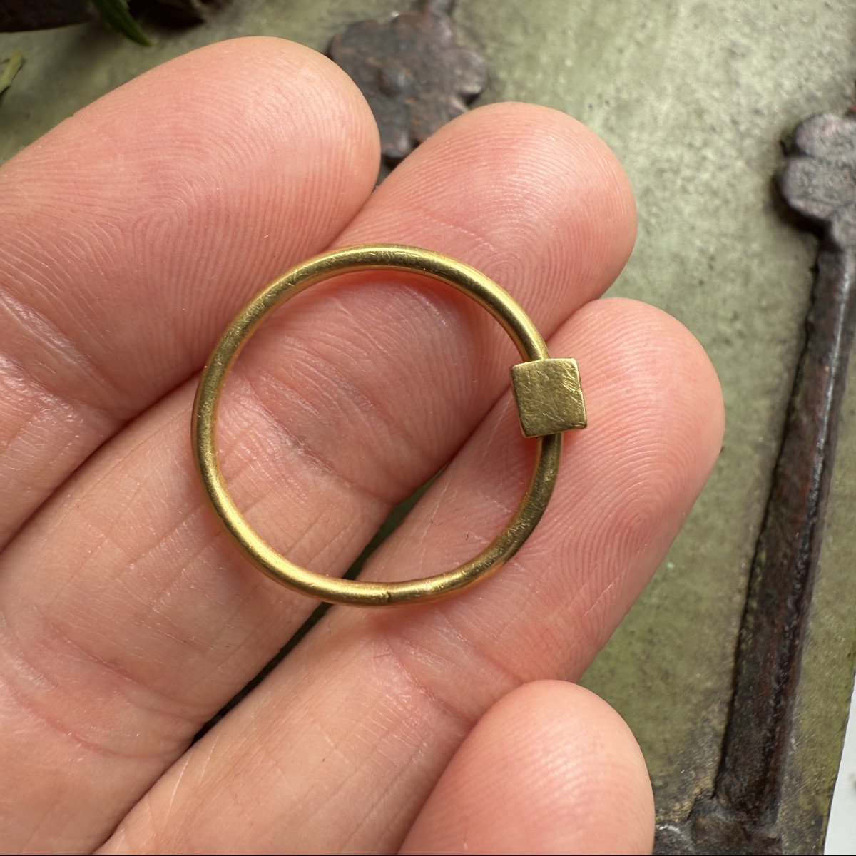 Bague ancienne en or avec perle carrée. -photo-5