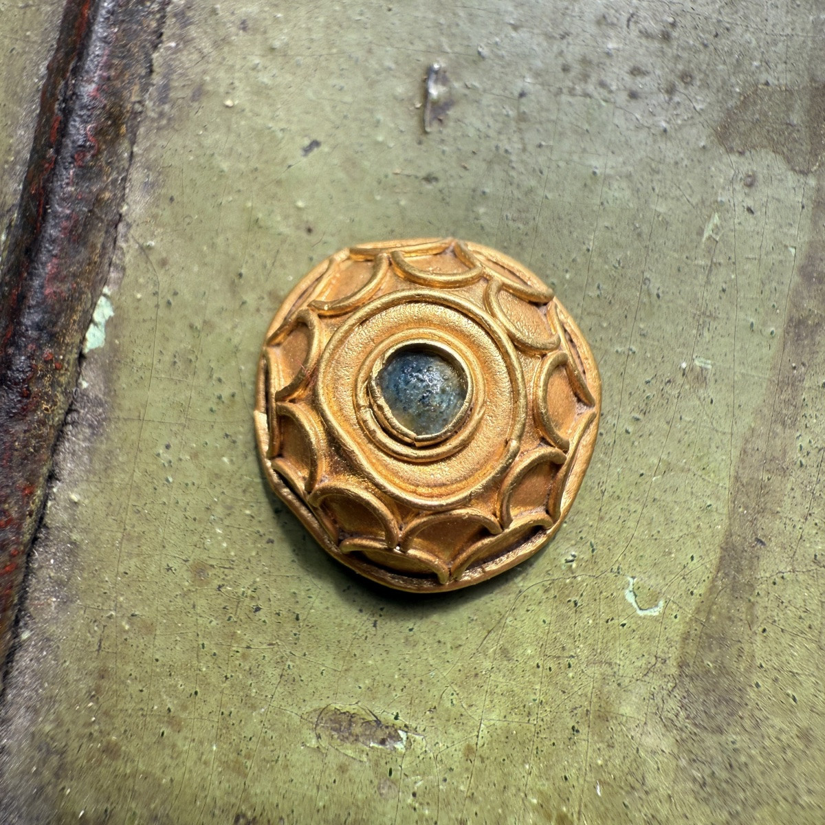Bouton bombé en or serti d'un cabochon en verre vert. Anglo-saxon, VIIe siècle apr. J.-C.  -photo-3