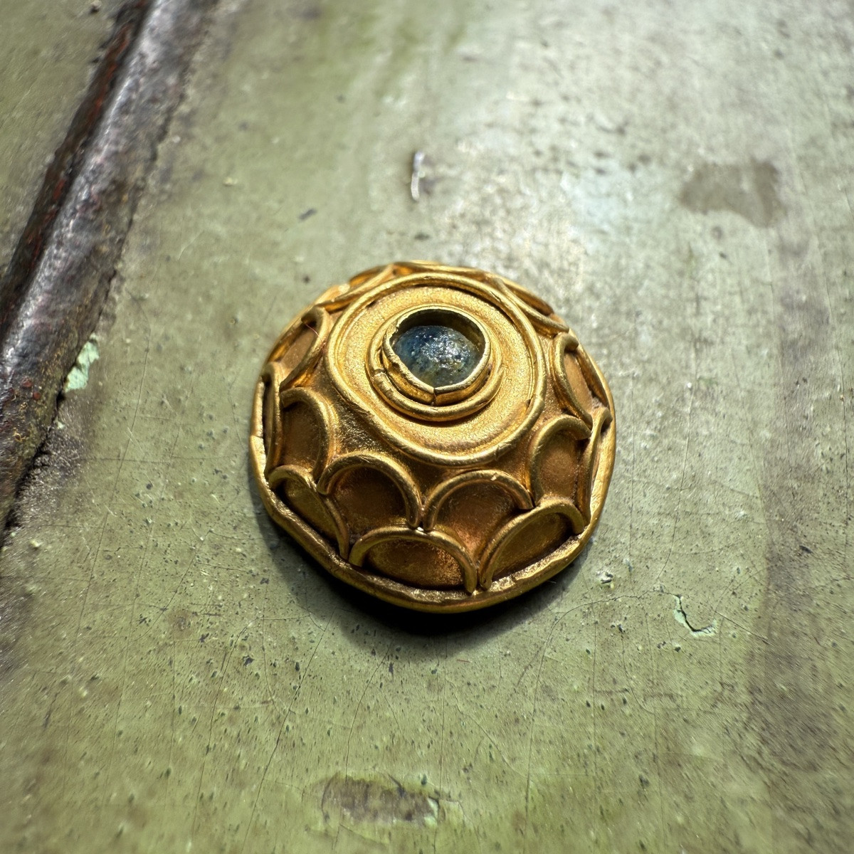 Bouton bombé en or serti d'un cabochon en verre vert. Anglo-saxon, VIIe siècle apr. J.-C.  -photo-4