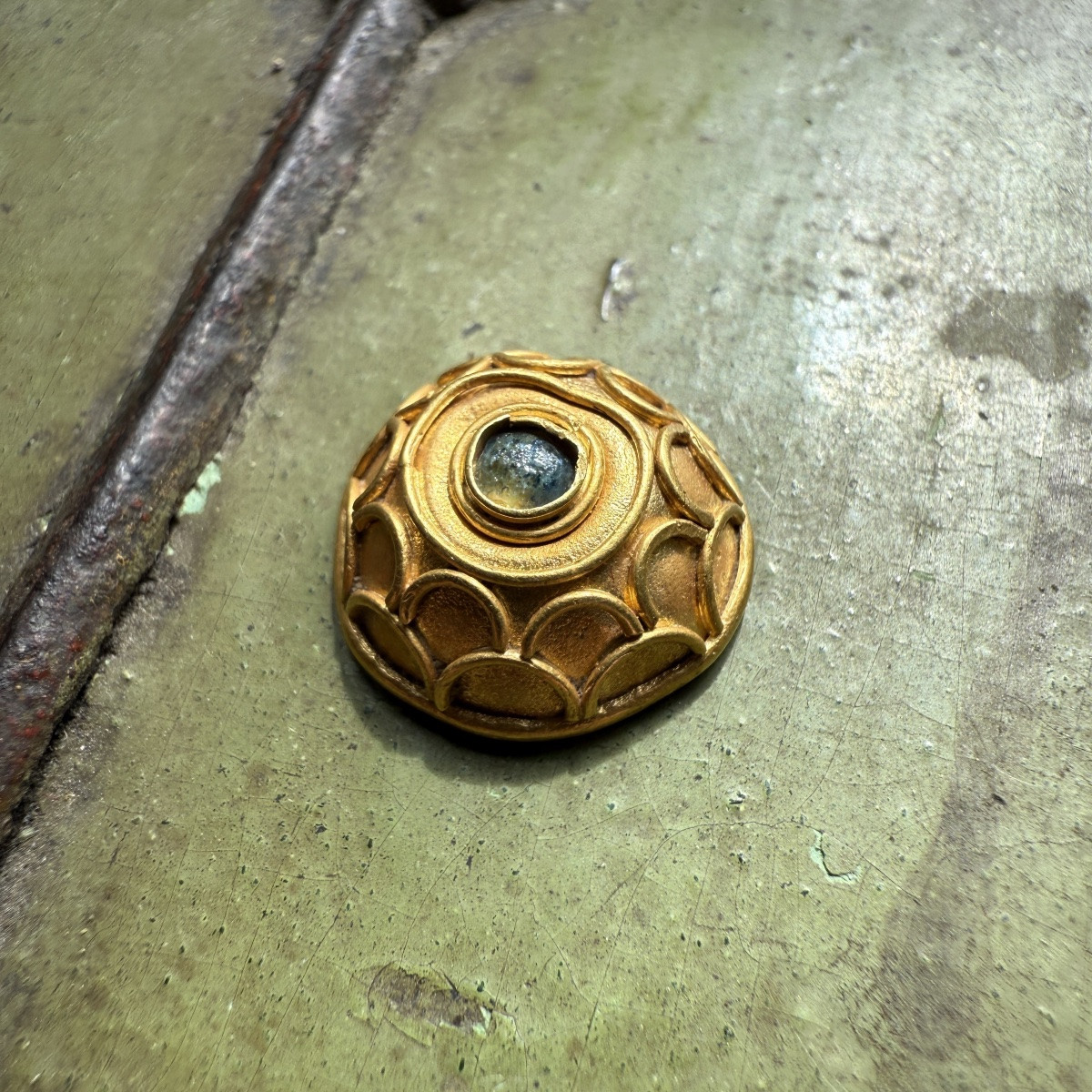 Bouton bombé en or serti d'un cabochon en verre vert. Anglo-saxon, VIIe siècle apr. J.-C.  -photo-2
