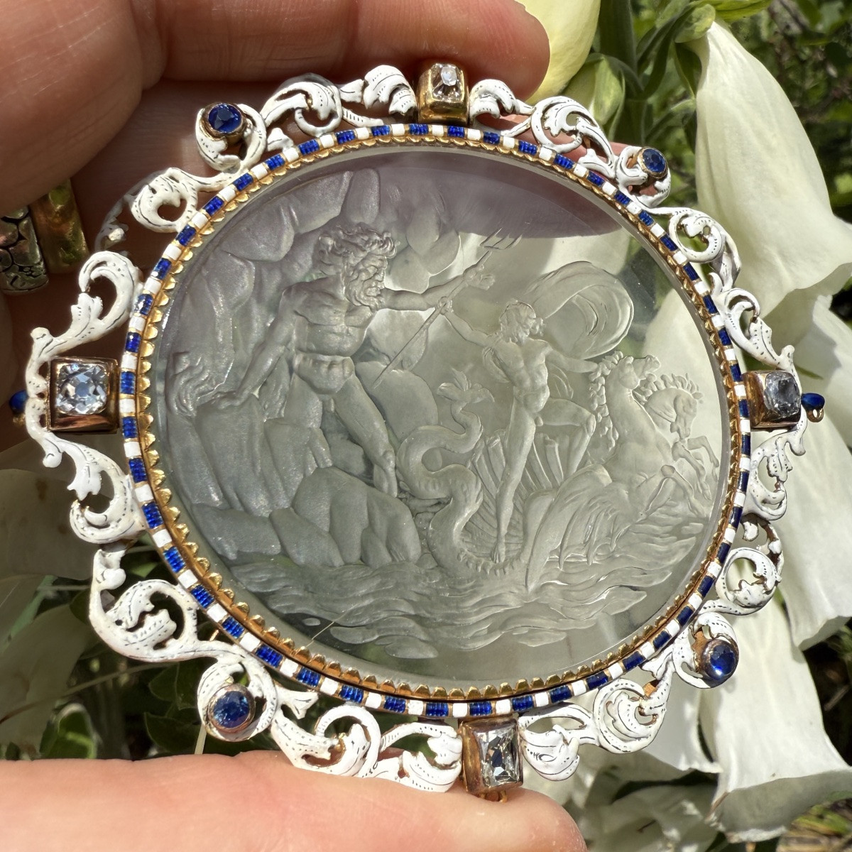 Grand pendentif en cristal de roche représentant le Triomphe de Neptune. Italie, XIXe siècle.  -photo-1